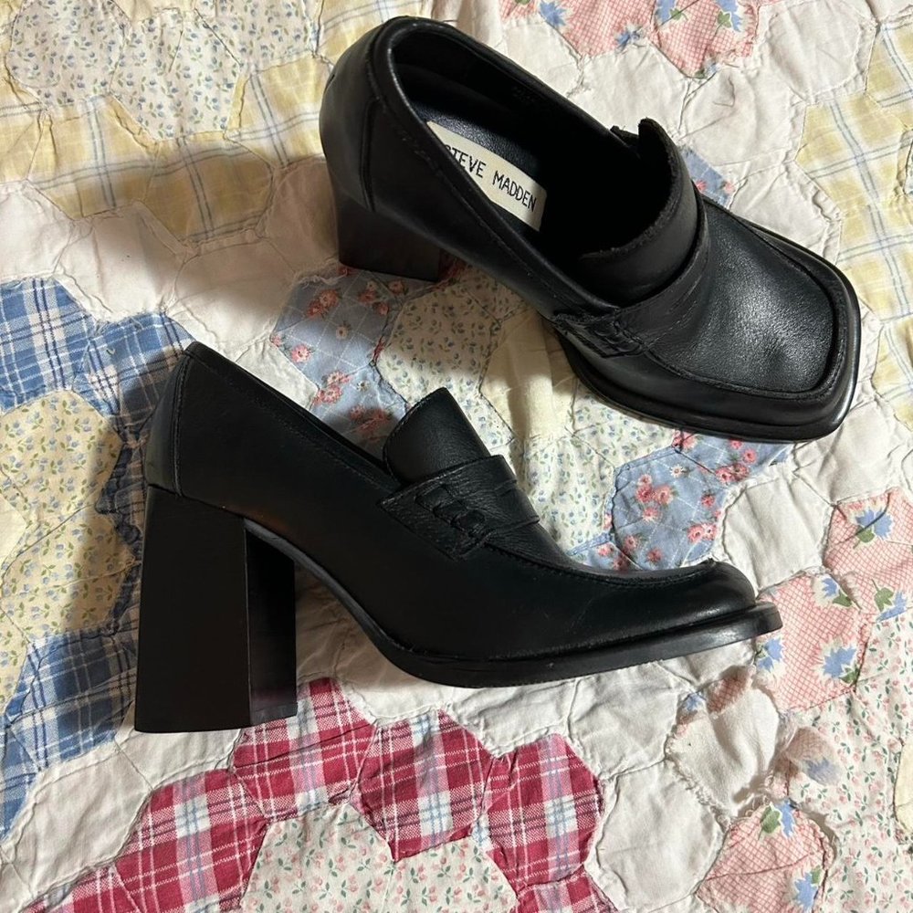 gorgeous vintage steve madden heels in size 5. have a narrow fit.